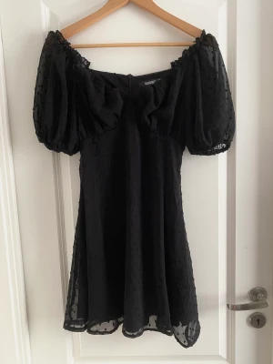 Miniklänning missguided xs - Jättefin klänning som jag tyvärr köpte fel storlek därför den säljs.  Köpt för 650 kr. Puffärmarna kan man justera och dragkedja bak. Oanvänd men prislappen är borta. Nyskick 