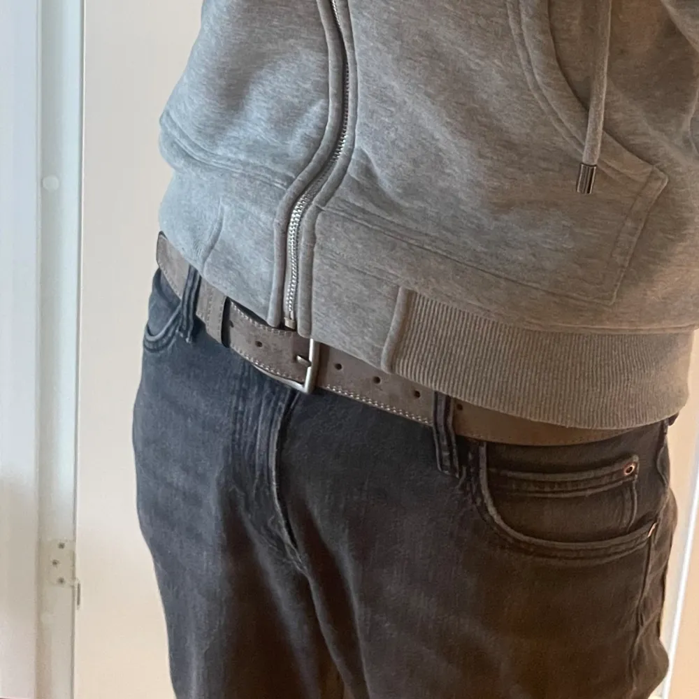 💌Säljer nu de trendiga mocka bältena i olika färger💌alla bälten i vår shop är helt nya och topp kvalité💌   Info om detta bältet: 💌färg: ljus Beige💌längd: 110cm💌först till kvarn🤝   . Övrigt.