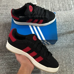 Adidas Campus 00s - Hej, Säljer ännu ett par Adidas Campu 00 i storlek 42, helt nya utan nån minsta defekten. Allt på bilderna medföljs.  Hör gärna av dig vid intresse eller funderingar!