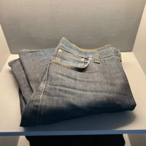 Nudie jeans CO  - Säljer dessa feta Nudie jeans🤩 Jeansen är i väldigt bra skick(8/10) förutom att de är lite slitna i skrevet, men de är inget som inte går att fixa //skriv gärna om ni vill ha fler bilder eller har några funderingar 