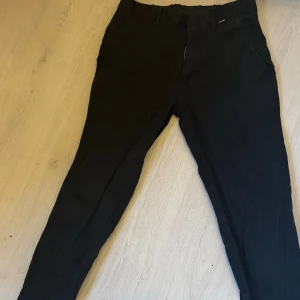 Calvin Klein Chinos - Chinos i storlek S Passar mig som är 184 Dem är använda 4ggr dock lite urtvättade. Straight Fit Bältet kommer på köpet. Pris 399 + frakt