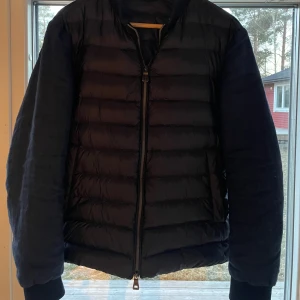 Cardigan  - Säljer nu min stilrena cardigan ifrån Schneiders. Använd fåtal gånger och inga defekter alls, ser ut som ny. Nypris 4500kr Tar emot bud pris ej hugget i sten Skriv vid frågor om plagget eller fler bilder🤗👍✌️