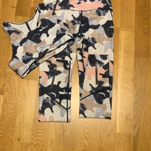 Idrott-set  - Idrott-set Använda ganska många gånger då detta var en favorit hos mig! Nu förlitet så säljes! Sport-bh nypris: 90kr Tights nypris: 170kr