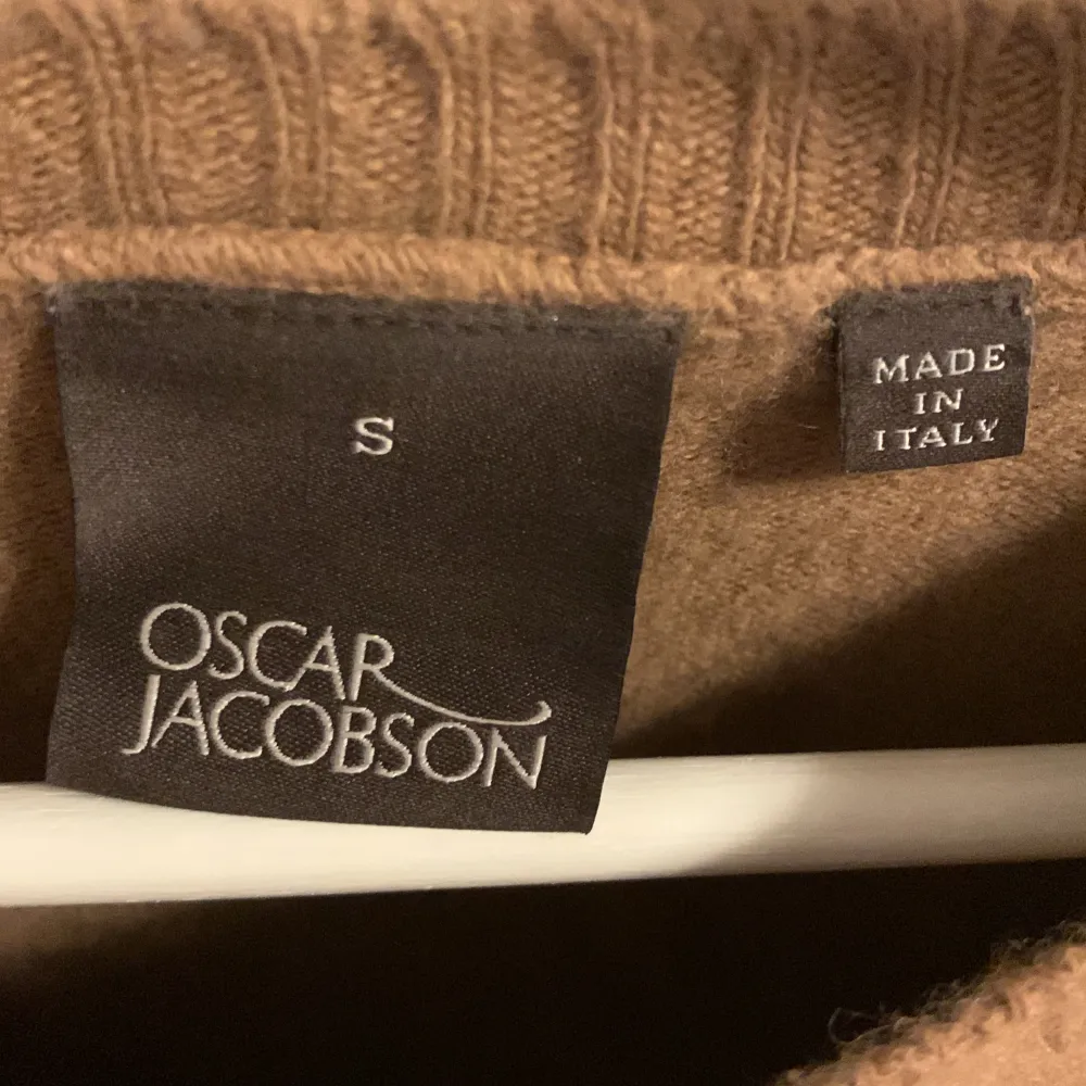 Säljer denna feta Oscar Jacobsson tröja pga att den är för liten. Tröjor & Koftor.