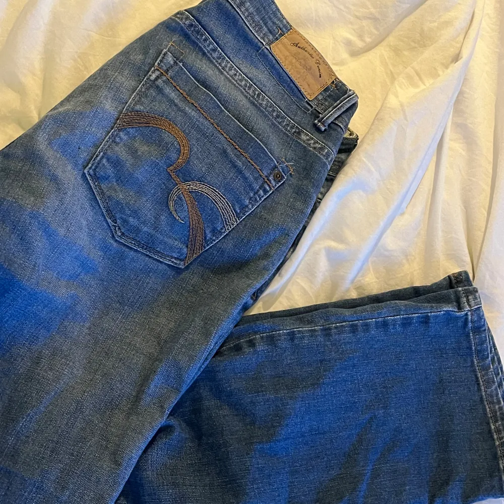 superlågmidjade jeans med fina fickor. Jeans & Byxor.