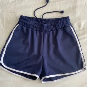 marinblåa shorts från gina tricot 