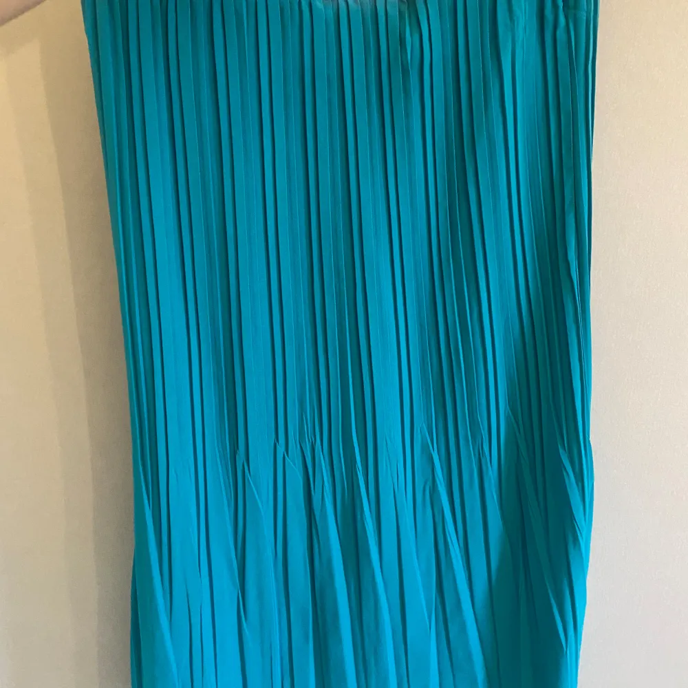 Använd 1 gång, överdel o kjol i turkos färg. 36 passar upp till M . Klänningar.
