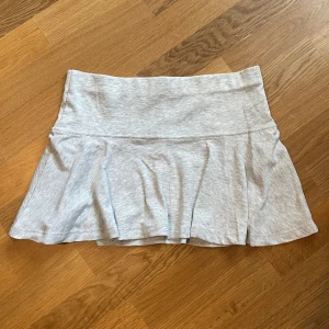 Kjol - Grå minikjol från gina strl 158/164. Aldrig använd m prislapp kvar ❣️