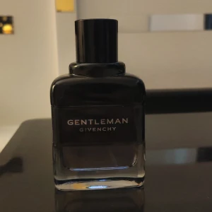 Givenchy Gentleman Boisee edp 60ml - En väldigt exklusiv parfym för väldigt speciella människor som vill stå ut. Kan tänka mig att byta parfymen mot rätt parfym. ( ungefär 95% kvar )