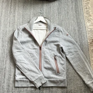 Moncler zip hoodie  - Säljer nu min moncler zip hoodie i väldigt fint skick! Nypris 5500, mitt pris 1599, storlek L passar S/m