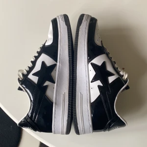 Bapesta (AF1’s) - Köpte de sommaren 2022 på depop. De är skit små, och växte ur dem snabbt. Ganska sletna o creasade. Storlek 41 men sitter som 40.5  (EU 41 26CM, och förmodligen fejk)