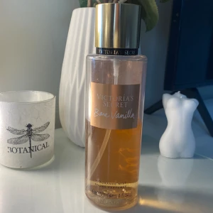 Victoria secret Bare Vanilla - Intressekoll på Bare vanilla body mist. Köpt i Victoria secrets butik. Ungefär 55% kvar🩷