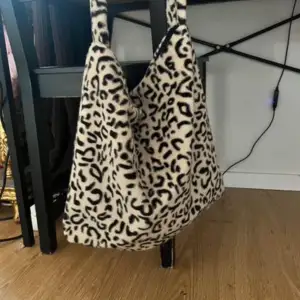 söt & fluffig leopard väska