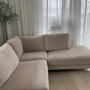 Soffa - Oroligt fin soffa som vi tyvärr måste sälja på grund av att den inte passar i nya huset vi flyttar till.  Varan är använd i snart 2 år.  Snabb upphämtning prioriteras.  Färgen heter attractive beige 1 Soffan heter Madison Lux3-sits  Köpt för 34.890:-