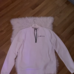 Sail racing zip  - Hej,👋 jag säljer min denna på grund av är för liten och har ingen användning av den. Storleken är 176 cm. Nypris är 899kr. Mitt pris är 450kr. Skriv om ni undrar någonting 