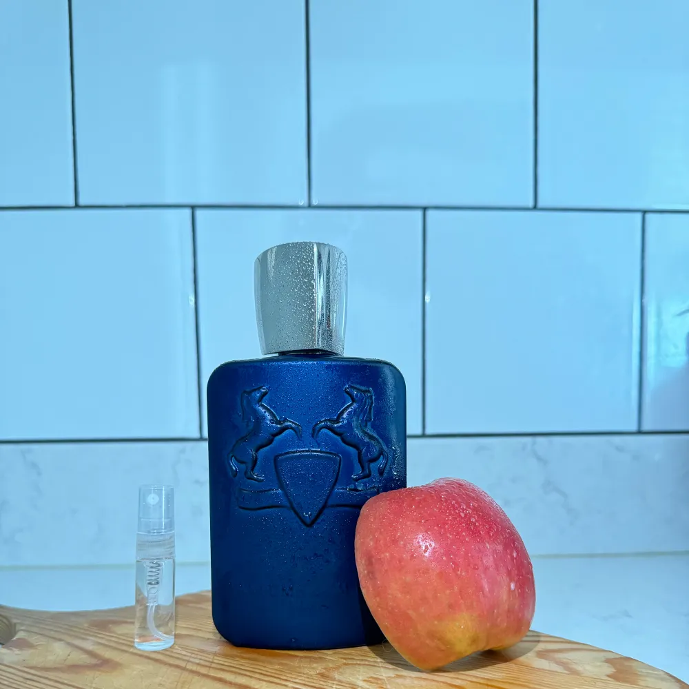 Säljer parfums de Marley Layton.   (3ml) kring 90 spray!   En fräsch söt doft med inslag av äpple och kanel. Luktar som en söt äppelpaj som är perfekt för sommarkvällar och vintern. Funkar när som helst var som helst.🍦🍎🥮. Parfym.