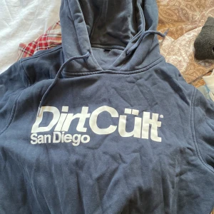 Hoodie - Mörkblå hoodie, aldrig använd 