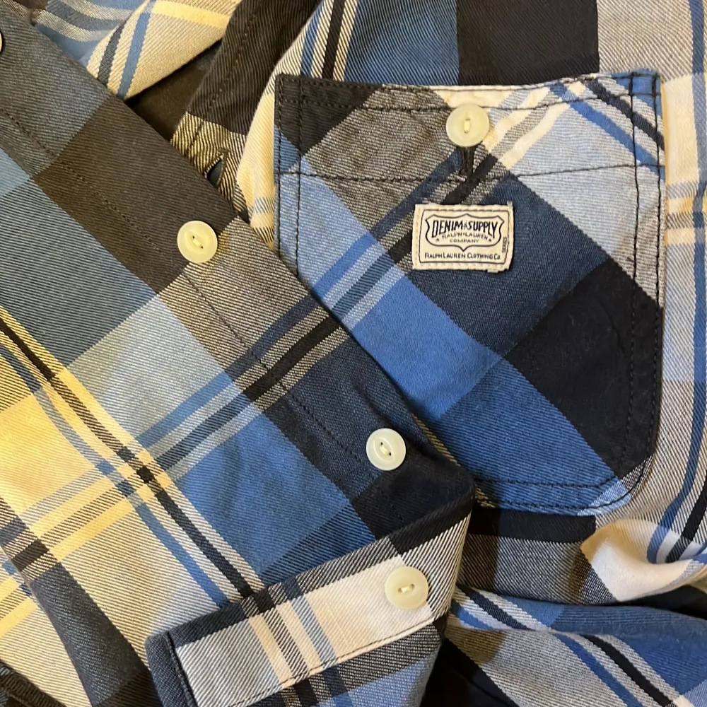 Tja! Nu säljer vi denna riktigt snygga flanell skjorta från Ralph Lauren Denim&Supply! Bara att höra av er vid funderingar! . Skjortor.