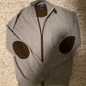 Island tröja - Island tröja, väldig snygg och stilren. Aldrig använd eftersom den är för liten. 10/10 skick