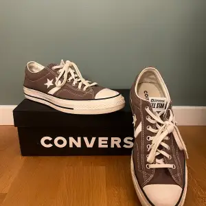 Tja!! Säljer dessa feta converse skorna inköpta på NK i bra skick. De är i storlek 44 men sitter som 43🤩  Hör gärna av dig vid frågor!!