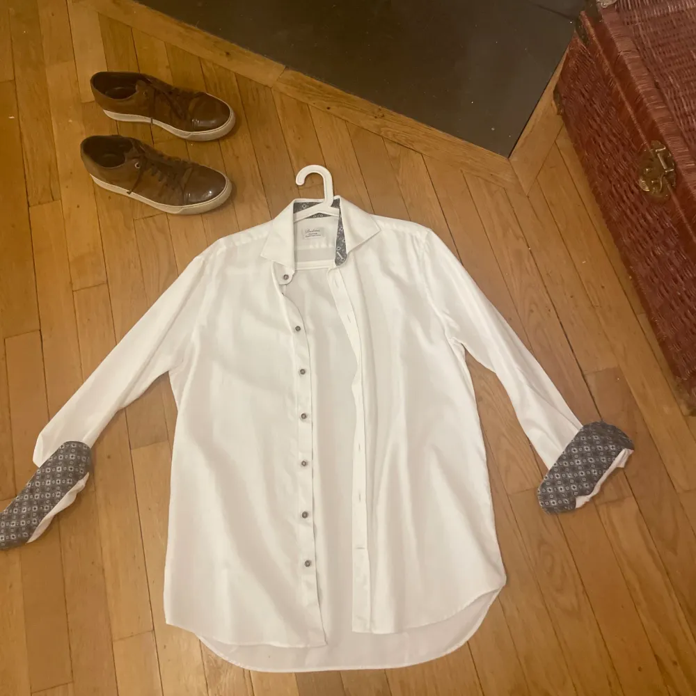 Stenströms skjorta grymt fräsch perfekt till alla tillfällen perfa på mig som e 185 skön vit färg me soft mönster på handlederna . Skjortor.