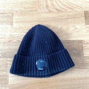 Cp Company Mössa - Det är en svart CP Company mössa. Mössan är använd men har inga synliga deffekter, skick 8,5/10 