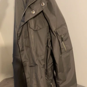 Jacka  - Perfekt i skick använd bara 2 gånger nypris 2000kr och har luva med