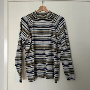 Topp - En topp med liten turtleneck från Cubus! Köpt på Sellpy och aldrig använt den själv. 