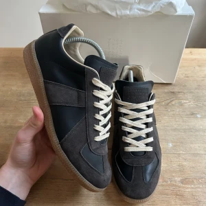 MAISON MARGIELA GATs - Säljer dessa riktigt efterfrågade Maison Margiela GATs. Skorna är i storlek 44 och sitter tts. Tillkommer dustbags och box. Nypris ca 7000kr, men slutsålda. Mitt pris 4199kr👍Hör av er vid frågor eller funderingar! INGA BYTEN