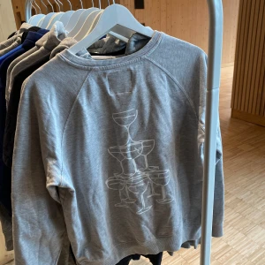 grå sweatshirt - Grå sweatshirt med fint tryck!!!🤩  Gå in på vår profil för att kolla runt bland våra andra tröjor med andra tryck!!❤️