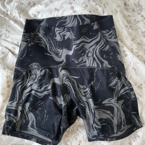 Gymshark shorts - Träningsshorts från gymshark i storlek S med scrunch vid rumpan! En liten repa i tyget bak på shortsen, men inget hål! Annars fint skick🥰
