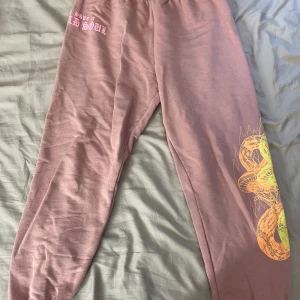 Mjukisar från bershka med tryck - Ljusrosa mjukisar från bershka med tryck. Använd ett par gånger och kan köpas separat men även som sett med hoodie. Är i jätte bra skick. 