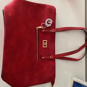 Säljer min röda handväska använd 2-3 gånger. Bra skick  Jättebra rymlighet 
