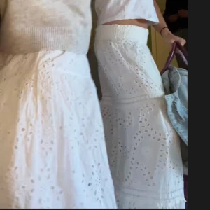 vit broderad långkjol  - Såå fin vit broderad långkjol den åt höger I bra skick använd få gånger!  Helt perfekt till sommaren💕🙏🏼 Köptes i Malta för 899💕