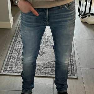 Jack & Jones jeans i modellen slimfit/glenn, storlek 28/32 i väldigt fint skick.  Säljes pga för små