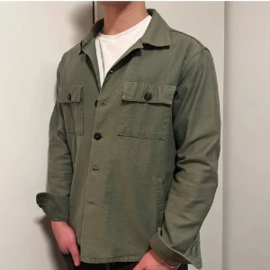 C.O.F overshirt - Säljer nu denna riktigt feta overshirt från C.O.F studios! Han på bilden är 181 cm lång | nypris ligger runt 4000kr🌟 mitt pris är 700kr storleken är large men kan även passa vissa med medium! Skriv vid funderingar och priset är ej hugget i sten🌟