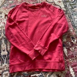 Röd collegetröja  - collegetröja från Dobber. Väldigt bra skick ser vintage ut!  Oversized i passform
