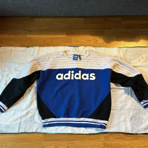 Vintage adidas  - Säljer min vintage adidas tröja gick för över 2000kr såg jag nånstans mitt pris 500kr Storlek L men passar M oxå