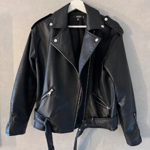 Skinnjacka  - Jättefin skinnjacka i svart från Missguided som är varsamt använd men kommer inte till användning längre 💕Köparen står för frakten