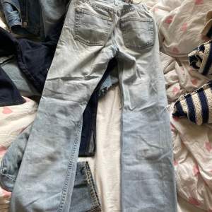 Vintage Levis jeans i ljus blå färg  med hål på benen