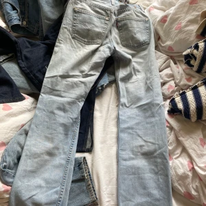 Levis jeans  - Vintage Levis jeans i ljus blå färg  med hål på benen