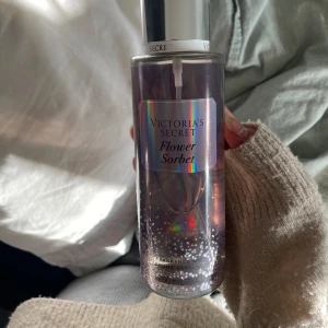 Victoria Secret parfym/mist💝 - Köptes i nyligen i Paris och är knappt använd❣️Passade på och köpte 2 då men säljs nu eftersom de är stora och jag inte kommer använda upp 2 <3 (nypris ca 290kr)
