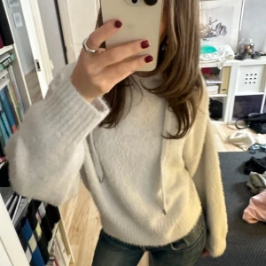 Stickad hoodie  - Super mysig och samtidigt snygg stickad hoodie!🌸 I bra skick, storlek S Skriv vid funderingar☺️