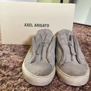 Säljer nu mina Gråa Axel Arigato skor (strl 43) pga att dem inte kommer till användning. Perfekt med ett par gråa skor till sommaren. Box o allt ingår!! Tveka inte på att höra av dig om du är intresserad!