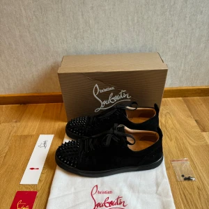 Louboutin skor - Tjo, säljer dessa otroligt snygga loubs skorna för ett fint pris! Box, dustbag och extra spikar tillkommer 🔥 skorna är i jättefint skick, stl 45 men passar även 44-43. Kom med prisförslag! 🙌