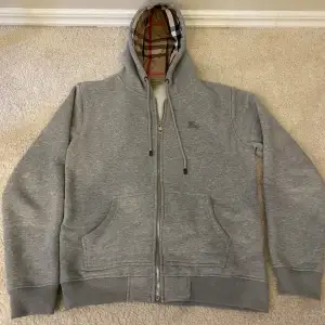 Burberry zip hoodie. 1:1(ser exakt ut som original). Skick 10/10 (helt oanvänd). Strlk L. Frågor och funderingar kom dm.