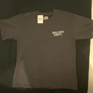 Gallery Dept. T-shirt Grå - Helt ny, Aldrig använd, i storlek M. Lite för stor för mig. Pris kan diskuteras!