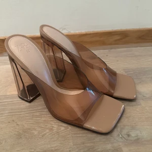 Zara genomskinliga klackar i vinyl strl 38 - Endast testade aldrig använda 