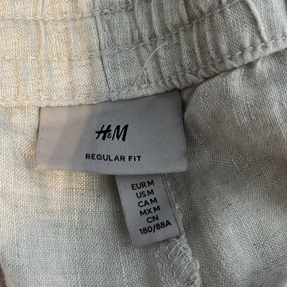 Linnebyxor från H&M, aldrig använda. Nypris 499kr Storlek M. Priset är ej hugget i sten, hör av dig vid tankar och funderingar. Jeans & Byxor.