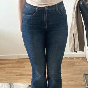 Mörkblåa bootcut jeans med jättefin passform. Använda några gånger men i bra skick. 